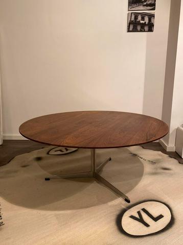 Arne Jacobsen coffee table, voor Fritz Hansen. Palisander beschikbaar voor biedingen