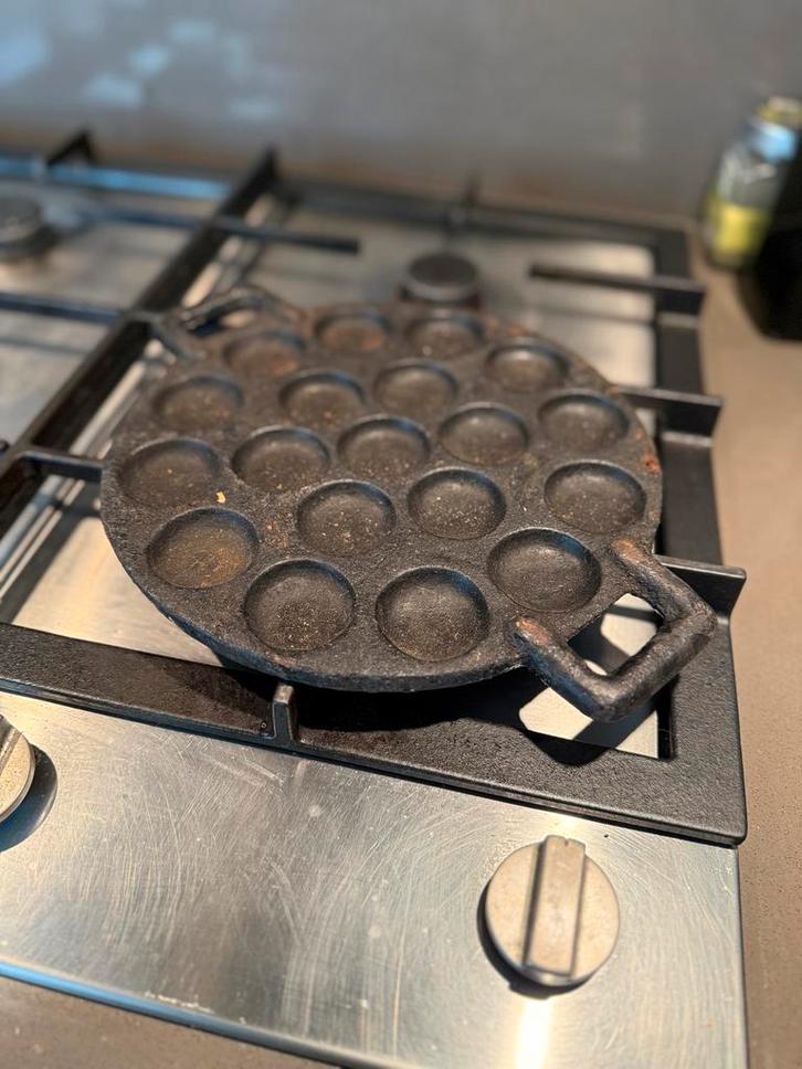 Antieke Gietijzeren Poffertjespan, Huis en Inrichting, Keuken | Potten en Pannen, Gebruikt, Koekenpan of Braadpan, Gietijzer, Ophalen of Verzenden