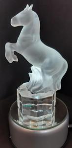 beeld van stijgerend paard van gesatineerd glas (gesigneerd:, Antiek en Kunst, Antiek | Glas en Kristal, Ophalen of Verzenden