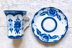 Delfts Blauw Beker Mok met Schotel - Gesigneerd, Ophalen of Verzenden, Zo goed als nieuw, Overige stijlen, Kop(pen) en/of Schotel(s)