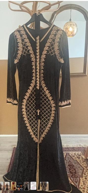 Zwarte fluwelen kaftan – met gouden borduursel - beschikbaar voor biedingen