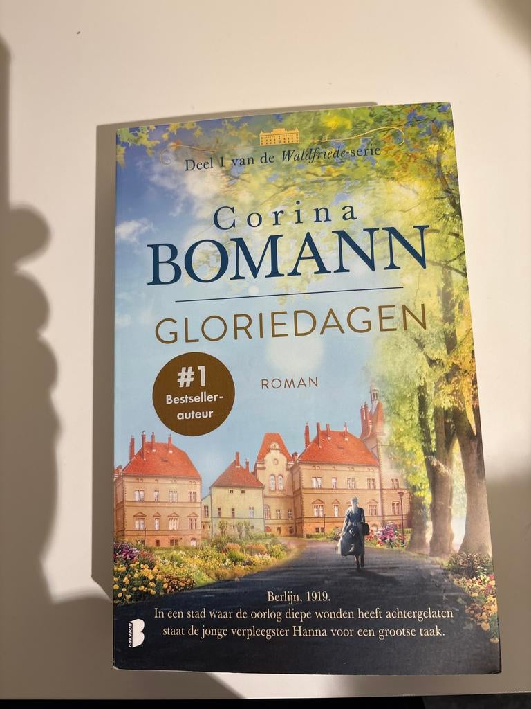 Gloriedagen - Corina Bomann, Deel 1 Waldfriede-serie, Boeken, Romans, Zo goed als nieuw, Nederland, Ophalen of Verzenden