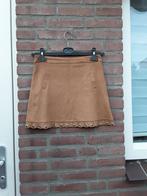 Nieuw!Suede look rok van FB sister, S mooi bewerkt onderkant, Kleding | Dames, Rokken, Nieuw, Beige, Maat 36 (S), Verzenden