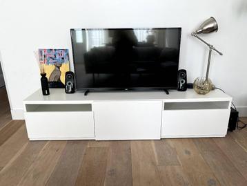 Tv-meubel Wit IKEA Besta beschikbaar voor biedingen