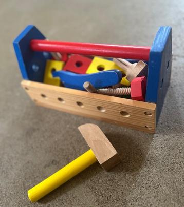 Gereedschapset houten speelgoed beschikbaar voor biedingen