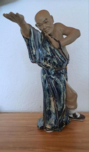 Oosters beeld van een monnik beschikbaar voor biedingen