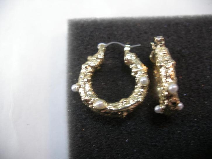 Een paar 14K Goud Vergulde Creool Oorbellen met faux Parels, Sieraden, Tassen en Uiterlijk, Antieke sieraden, Oorbellen, Goud