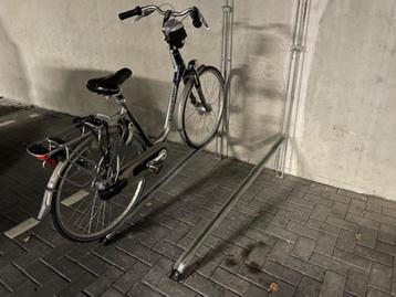 Fietsenrek met rijgoot beschikbaar voor biedingen