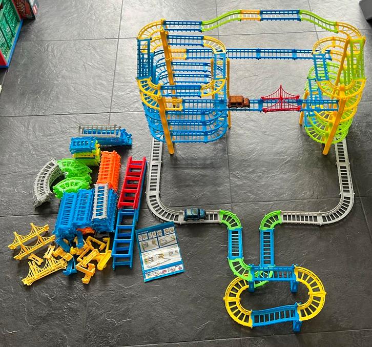 Zeer uitgebreide autobaan met elektrisch rijdende autootjes, Kinderen en Baby's, Speelgoed | Racebanen, Zo goed als nieuw, Racebaan