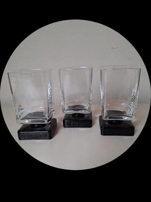 3 Vintage Disaronno glazen zwarte vierkante voet, likeur, Verzamelen, Glas en Borrelglaasjes, Zo goed als nieuw, Ophalen of Verzenden