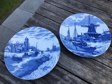 Twee Delftsblauwe borden beschikbaar voor biedingen