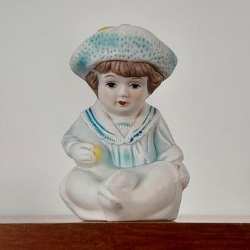 Vintage biscuit porseleinen beeldje ' pianobaby jongetje beschikbaar voor biedingen