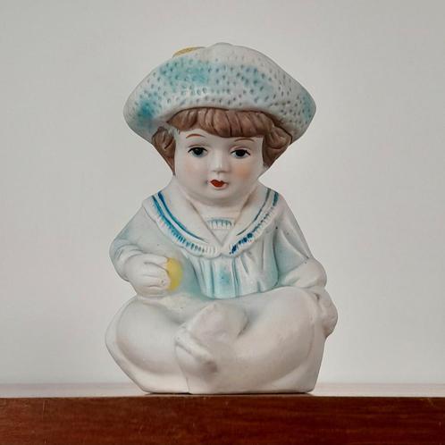 Vintage biscuit porseleinen beeldje ' pianobaby jongetje, Verzamelen, Beelden en Beeldjes, Zo goed als nieuw, Mens, Ophalen of Verzenden