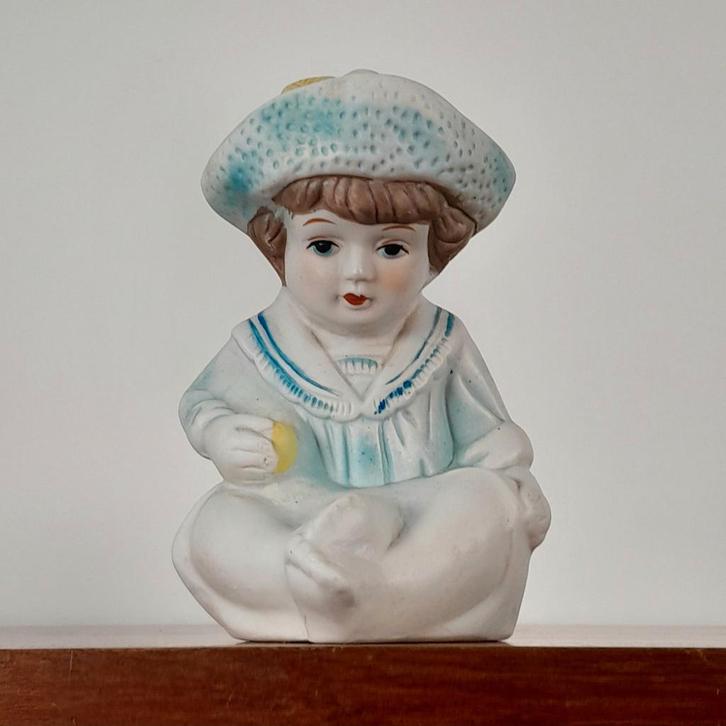 Vintage biscuit porseleinen beeldje - pianobaby jongetje, Verzamelen, Beelden en Beeldjes, Zo goed als nieuw, Mens, Ophalen of Verzenden