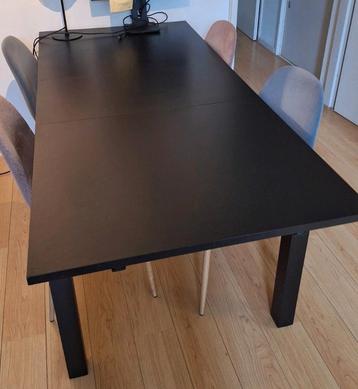 Zwarte uitschuifbare houten tafel van ikea beschikbaar voor biedingen