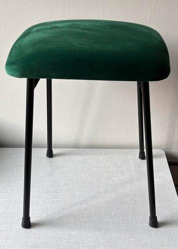 Kruk zwarte ijzeren pootjes groen met velours zitting beschikbaar voor biedingen