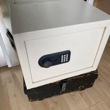kluissafe (merk FAC) met een elektronisch cijferslot. beschikbaar voor biedingen