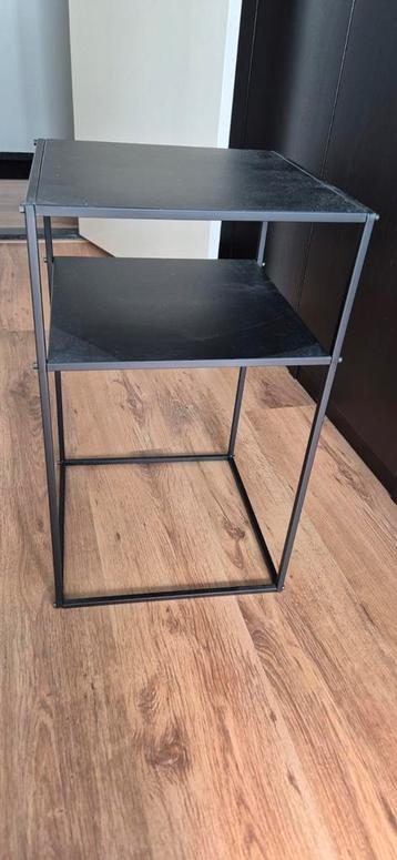 Vierkante ijzeren bijzettafel - 35x35x59cm beschikbaar voor biedingen