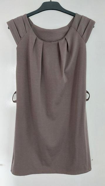 Nette korte jurk beschikbaar voor biedingen