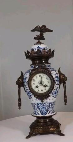Antieke penduleklok met 2 kandelaars – Delfts blauw & brons beschikbaar voor biedingen