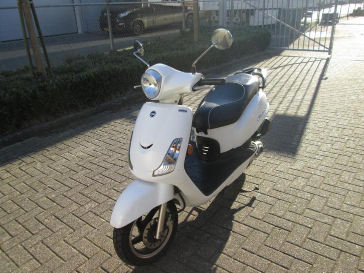 IJsselmotoren, nieuwe en gebruikte scooters en reparatie., Diensten en Vakmensen, Fietsenmakers en Bromfietsenmakers, Brommerreparatie