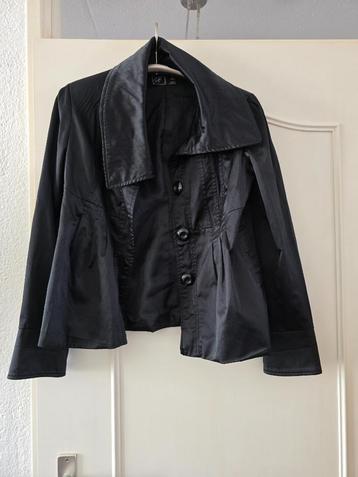 @ zwart glanzende uitwaaierende jasje maat s beschikbaar voor biedingen