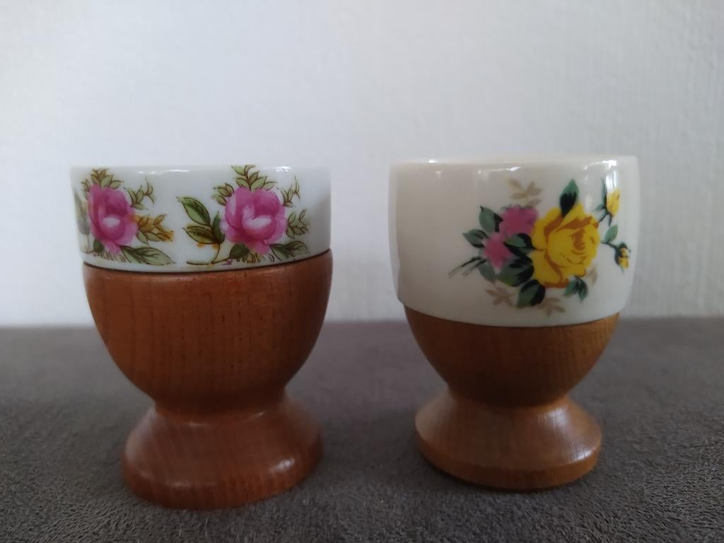 Twee vintage porseleinen/houten eierdopjes, Antiek en Kunst, Ophalen of Verzenden
