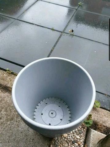plastic mooie grijze bloempotten - bloembakken 6 of 7 stuks  beschikbaar voor biedingen