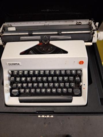 Olympia Typemachine wit in koffer beschikbaar voor biedingen