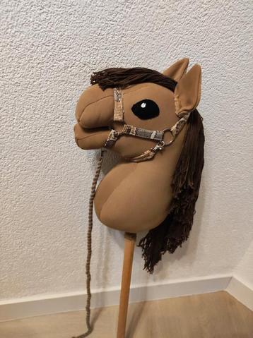 Stokpaard met Halster beschikbaar voor biedingen