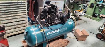 Compressor 300l 2 cilinder, weinig gebruikt. beschikbaar voor biedingen
