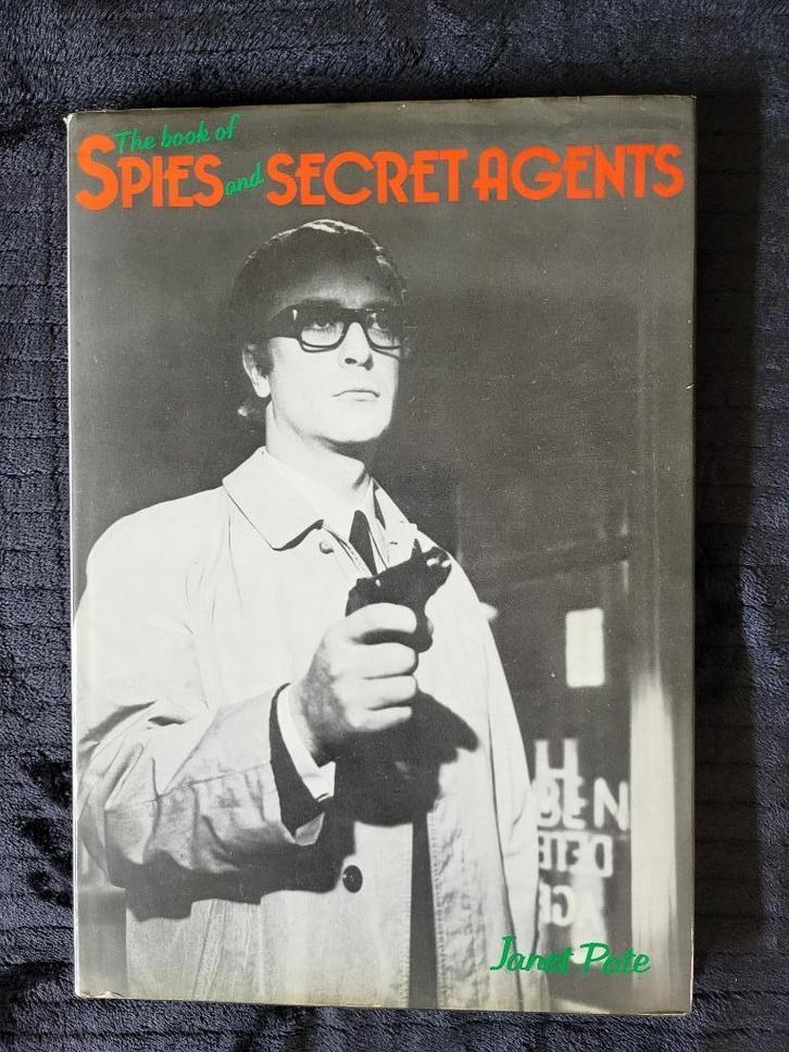The book of Spies and Secret Agents (o.a. James Bond), Verzamelen, Film en Tv, Gebruikt, Film, Overige typen, Verzenden