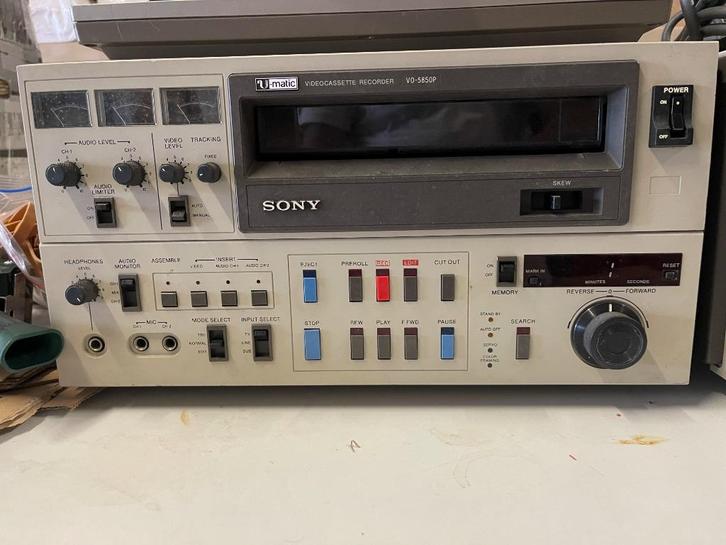 2 SONY VO-5850P U-MATIC Videocassette Recorder+CONTROL UNIT, Audio, Tv en Foto, Videospelers, Zo goed als nieuw, VHS-speler of -recorder