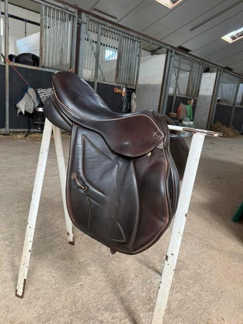 Springzadel 17,5 inch, Dieren en Toebehoren, Paarden en Pony's | Zadels, Springen, Ophalen of Verzenden