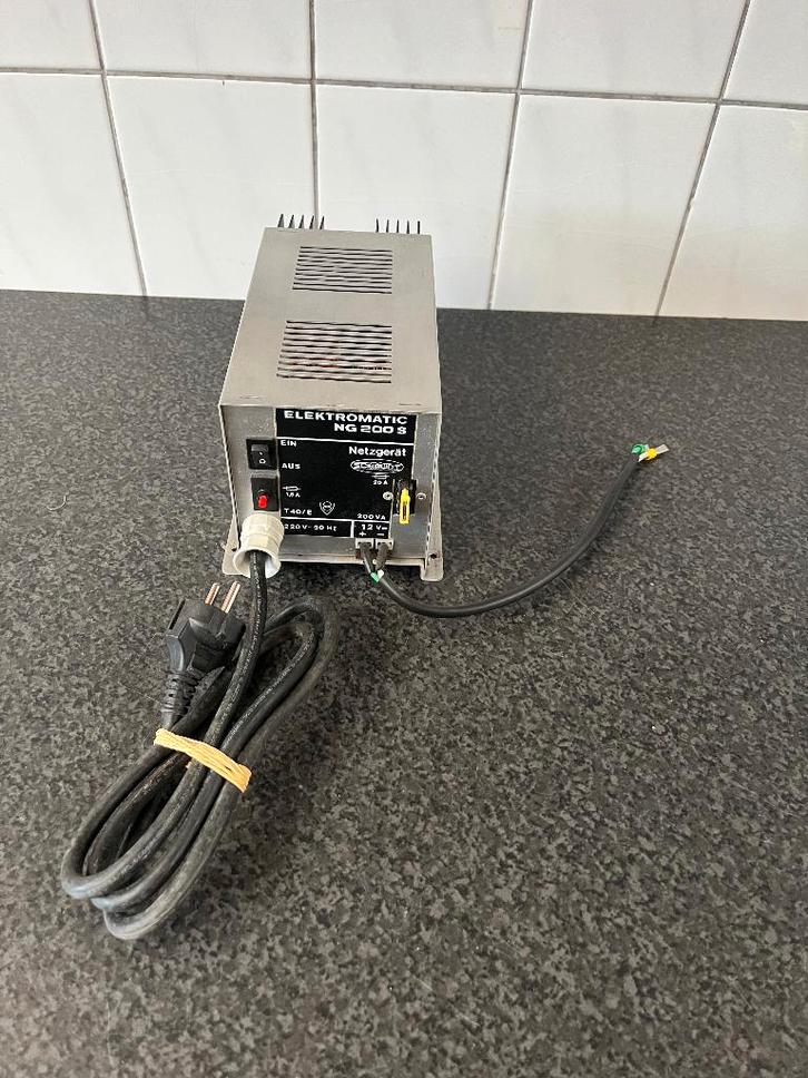 Elektromatic NG200S Schaudt voeding trafo 12v , 200va 16.6A, Hobby en Vrije tijd, Elektronica-componenten, Gebruikt, Ophalen of Verzenden