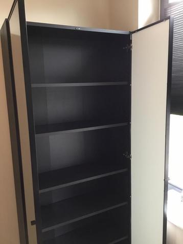 billy Ikea boekenkast met vitrine deuren.