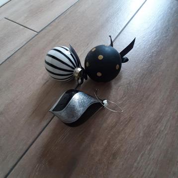 3 aparte zwart,wit, zilver en goude kerstballen beschikbaar voor biedingen