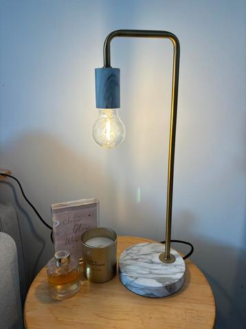 Leuke goud messing met marmeren Living & Light tafellamp. 