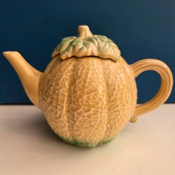 Brocante barbotine aardewerk theepot met 6 kommen beschikbaar voor biedingen
