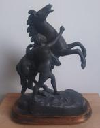 Bronzen beeld van man en steigerend paard, Antiek en Kunst, Ophalen of Verzenden