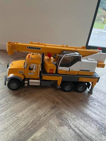 Bruder 02818 MACK truck met Liebherr hijskraan beschikbaar voor biedingen
