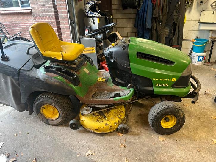 John Deere X130R Zitmaaier, Tuin en Terras, Grasmaaiers, Gebruikt, Benzine-grasmaaier, 50 cm of meer, Cirkelmaaier, Elektrische starter