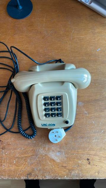 Vintage telefoon beschikbaar voor biedingen