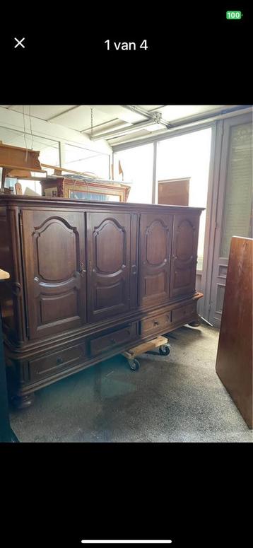 Massief houte wand  kast beschikbaar voor biedingen