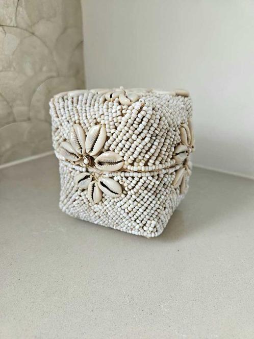 Offermandje zand met schelpen 1 uit Bali, Huis en Inrichting, Woonaccessoires | Schalen en Manden, Nieuw, Mand, Vierkant, Overige materialen