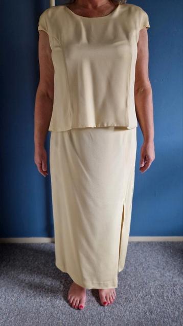 Feestelijke outfit bestaande uit rok, top en jasje. beschikbaar voor biedingen