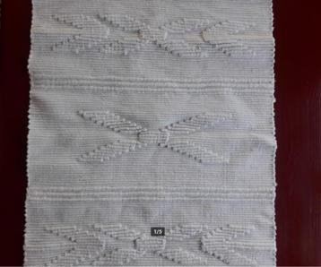 2 Gebroken witte Matten. beschikbaar voor biedingen