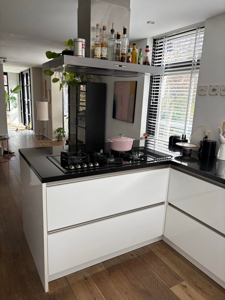 Hoogglans Witte Keuken met Zwart Graniet en Siemens Apperatu, Ophalen, Gebruikt, U-keuken, Wit