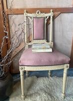 Antieke stoel met roze bekleding en sierlijke details, Ophalen of Verzenden