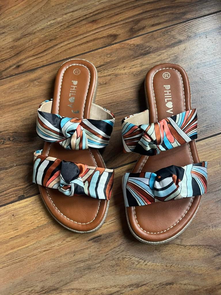 Italiaanse slipper met satijnen band, Slippers, Overige kleuren, Ophalen of Verzenden, Zo goed als nieuw